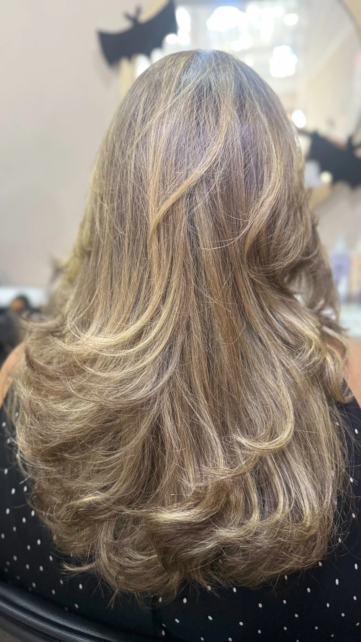 Cabello largo estilizado con capas suaves y movimiento