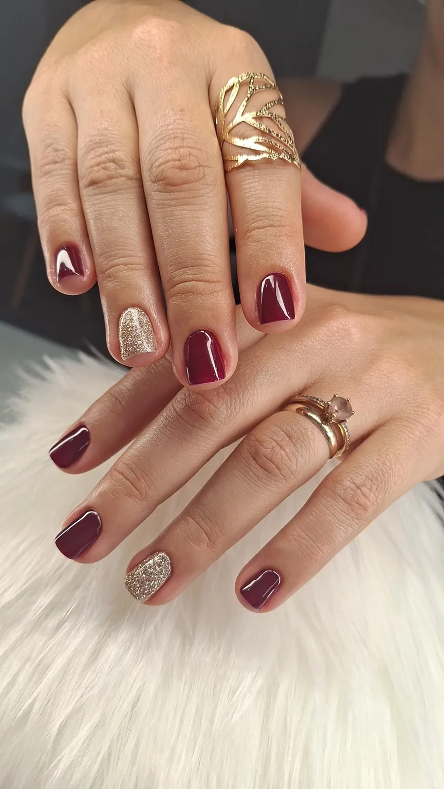 Manicure color vino con detalles delicados