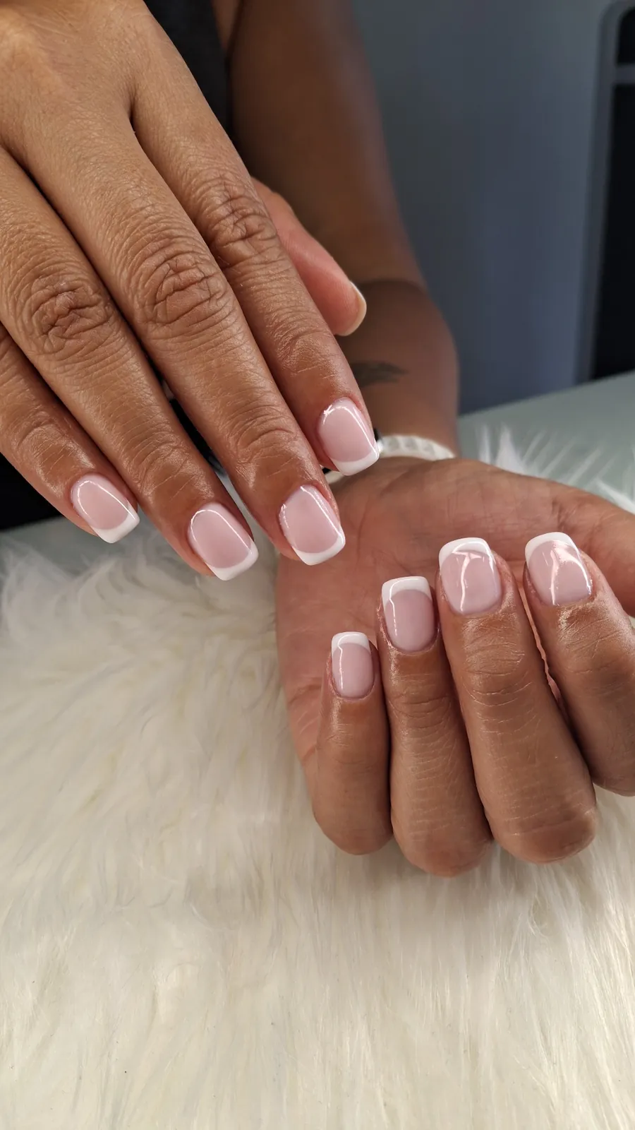 Manicure francés realizado en Almívar