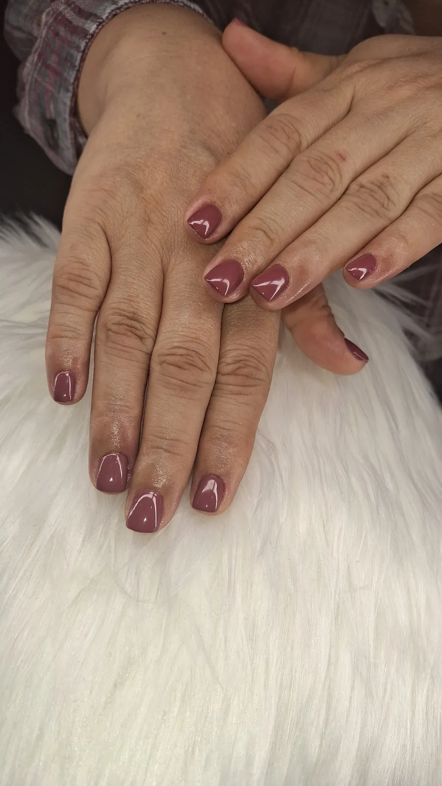 Manicure en tono vino rosado realizado en Almívar